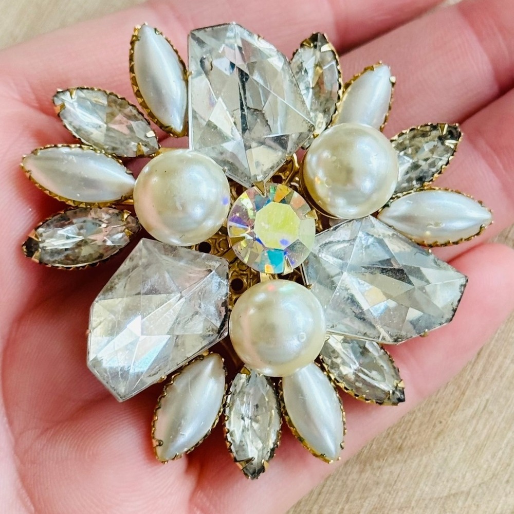 Elegant Pearl and Crystal Brooch
